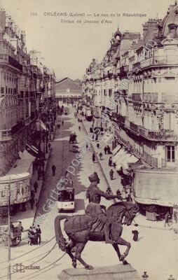 Carte postale ancienne La rue de la République / Statue de Jeanne d'Arc — Orléans (Loiret)