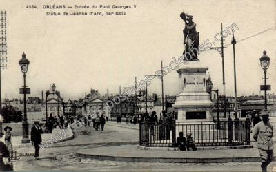Carte postale ancienne Entrée du Pont Georges V / Statue de Jeanne d'Arc, par Gols — Orléans (Loiret)