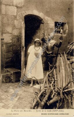 Carte postale ancienne La Pierre des Bavardes. — Sortie de la Geôle — Orléans (Loiret)