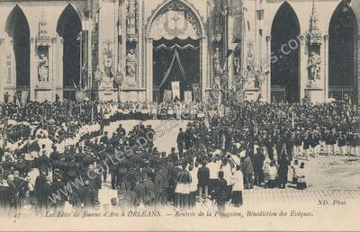 Carte postale ancienne Les Fêtes de Jeanne d'Arc — Rentrée de la Procession, Bénédiction des Évêques — Orléans (Loiret)