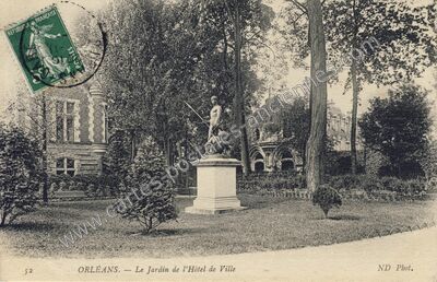 Carte postale ancienne Le Jardin de l'Hôtel de Ville — Orléans (Loiret)