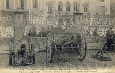 Carte postale ancienne Trophées allemands exposés dans la Cour de l'Hôtel-de-Ville — Orléans (Loiret)