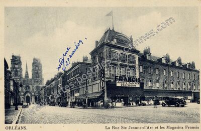Carte postale ancienne La Rue Ste Jeanne-d'Arc et les Magasins Francis — Orléans (Loiret)