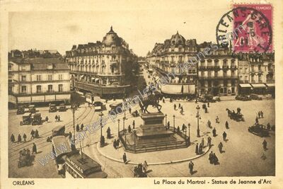 Carte postale ancienne La Place du Martroi - Statue de Jeanne d'Arc — Orléans (Loiret)