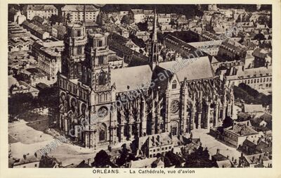 Carte postale ancienne La Cathédrale, vue d'avion — Orléans (Loiret)