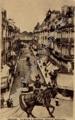 Carte postale ancienne La Rue de la République. Statue de Jeanne d'Arc — Orléans (Loiret)