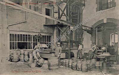 Carte postale ancienne Le Hall. - Lavage des Fûts — Orléans (Loiret)