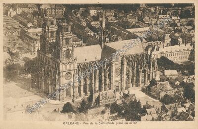 Carte postale ancienne Vue de la Cathédrale prise en avion — Orléans (Loiret)