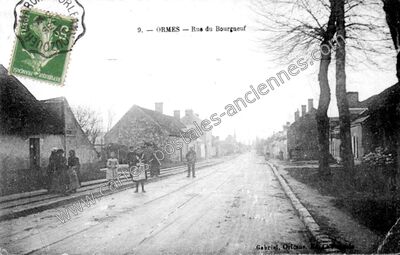 Carte postale ancienne Rue du Bourgneuf — Ormes (Loiret)