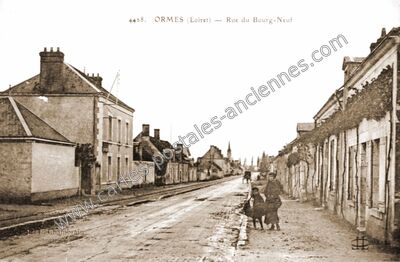 Carte postale ancienne Rue du Bourg-Neuf — Ormes (Loiret)