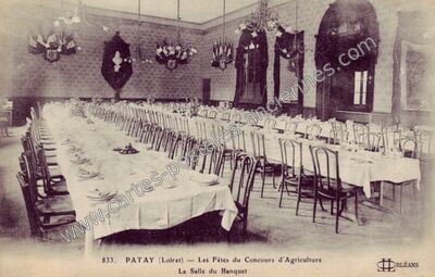 Carte postale ancienne Les Fêtes du Concours d'Agriculture / La Salle du Banquet — Patay (Loiret)