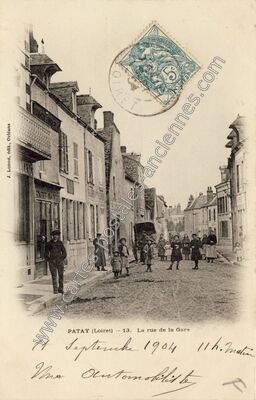 Carte postale ancienne La rue de la Gare — Patay (Loiret)