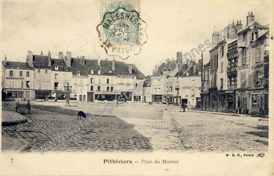 Carte postale ancienne Place du Martroi — Pithiviers (Loiret)