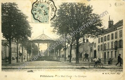 Carte postale ancienne Le Mail Ouest - Le Kiosque — Pithiviers (Loiret)