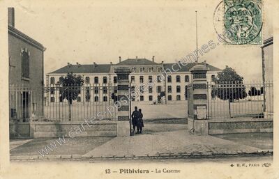 Carte postale ancienne La Caserne — Pithiviers (Loiret)