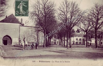 Carte postale ancienne La Place de la Mairie — Pithiviers (Loiret)