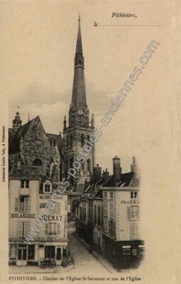Carte postale ancienne Clocher de l'Eglise St-Salomon et rue de l'Eglise — Pithiviers (Loiret)