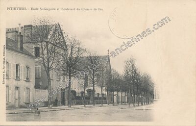 Carte postale ancienne Ecole St-Grégoire et Boulevard du Chemin de Fer — Pithiviers (Loiret)