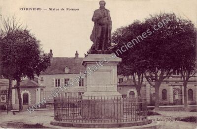 Carte postale ancienne Statue de Poisson — Pithiviers (Loiret)