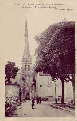 Carte postale ancienne Rue et Ancienne Chapelle de Notre-Dame du Chardon (XIe siècle) (Style Roman) — Pithiviers (Loiret)