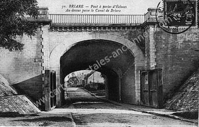 Carte postale ancienne Pont à portes d'Écluses. Au-dessus passe le Canal de Briare — Briare (Loiret)