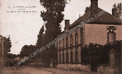 Carte postale ancienne La Mairie et le Champ de Foire — Saint-Firmin-sur-Loire (Loiret)