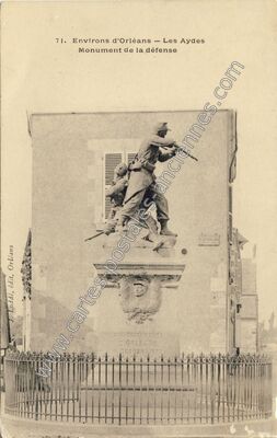 Carte postale ancienne Monument de la défense — Saran (Loiret)