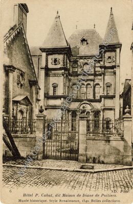 Carte postale ancienne Hôtel P. Cabut, dit Maison de Diane de Poitiers. Musée historique — Orléans (Loiret)