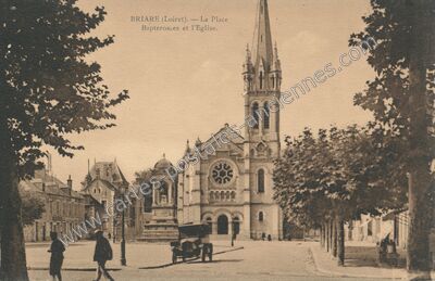Carte postale ancienne La Place Bapterosses et l'Eglise — Briare (Loiret)