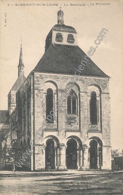 Carte postale ancienne La Basilique - Le Péristyle — Saint-Benoît-sur-Loire (Loiret)