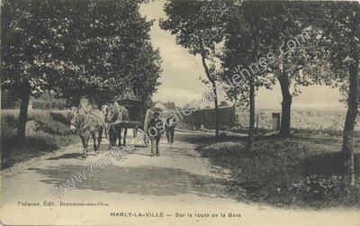 Carte postale ancienne Sur la route de la Gare — Marly-la-Ville (Val-d'Oise)