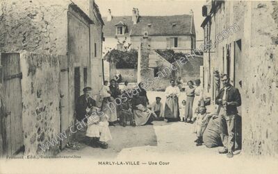 Carte postale ancienne Une Cour — Marly-la-Ville (Val-d'Oise)