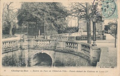 Carte postale ancienne Entrée du Parc de l'Hôtel-de-Ville - Fossés datant du Château de Louis XV — Choisy-le-Roi (Val-de-Marne)