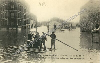 Carte postale ancienne Inondations de 1910 / Sauvetage d'une jeune mère par les pompiers — Choisy-le-Roi (Val-de-Marne)