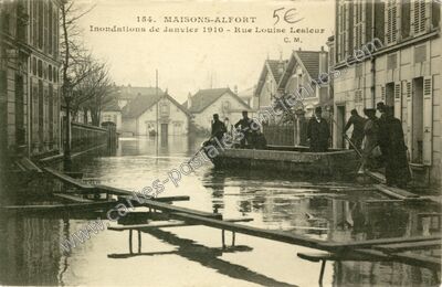 Carte postale ancienne Inondations de Janvier 1910 - Rue Louise Lesieur — Maisons-Alfort (Val-de-Marne)