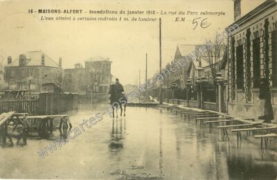 Carte postale ancienne Inondations de Janvier 1910 - La rue du Parc submergée — Maisons-Alfort (Val-de-Marne)