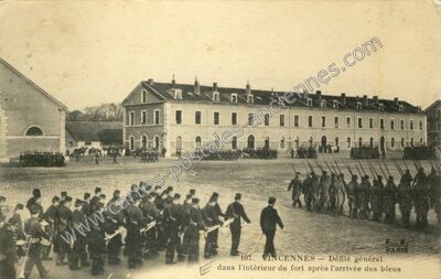 Carte postale ancienne Défilé général dans l'intérieur du fort après l'arrivée des bleus — Vincennes (Val-de-Marne)
