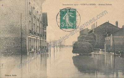 Carte postale ancienne Inondations 1910 - Avenue Dubois — Vitry-sur-Seine (Val-de-Marne)