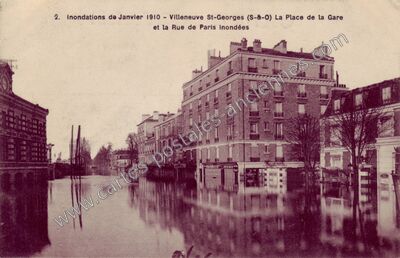 Carte postale ancienne Inondations de Janvier 1910 - La Place de la Gare et la Rue de Paris inondées — Villeneuve-Saint-Georges (Val-de-Marne)