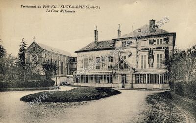 Carte postale ancienne Pensionnat du Petit-Val - La Cour d'Honneur — Sucy-en-Brie (Val-de-Marne)