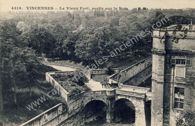 Carte postale ancienne Le Vieux Fort, sortie sur le Bois — Vincennes (Val-de-Marne)