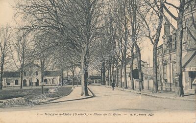 Carte postale ancienne Place de la Gare — Sucy-en-Brie (Val-de-Marne)
