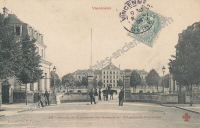 Carte postale ancienne Entrée de la Caserne des Dragons au Polygone — Vincennes (Val-de-Marne)
