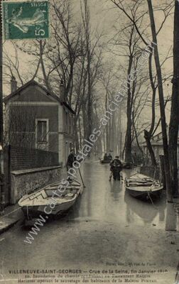 Carte postale ancienne Crue de la Seine, fin Janvier 1910. Inondation du chemin conduisant au Restaurant RAQUIN — Villeneuve-Saint-Georges (Val-de-Marne)