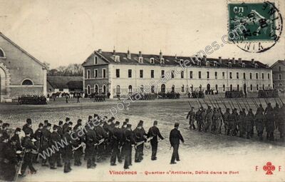 Carte postale ancienne Quartier d'Artillerie, Défilé dans le Fort — Vincennes (Val-de-Marne)