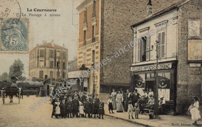 Carte postale ancienne Le Passage à niveau — La Courneuve (Seine-Saint-Denis)