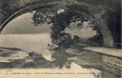 Carte postale ancienne Parc de Villeneuve-l'Étang (Artistique) - Le pont de pierre — Garches (Hauts-de-Seine)