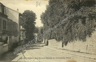 Carte postale ancienne Rue Brancas Bordée de ravissantes Villas — Sèvres (Hauts-de-Seine)