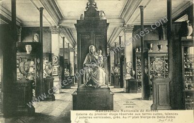 Carte postale ancienne Manufacture Nationale de Sèvres, Galerie du premier étage réservée aux terres cuites — Sèvres (Hauts-de-Seine)