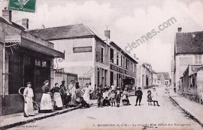 Carte postale ancienne La Grande Rue. Hôtel des Voyageurs — Bombon (Seine-et-Marne)